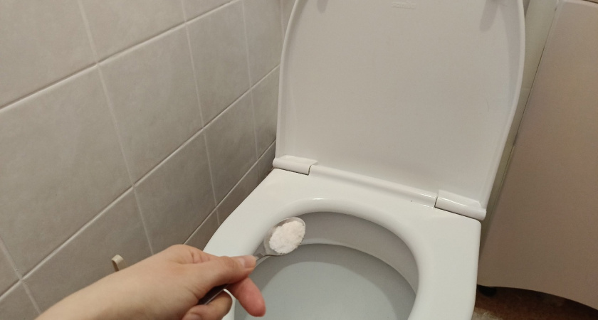 Держитесь крепче: вот зачем нужно солить воду в унитазе