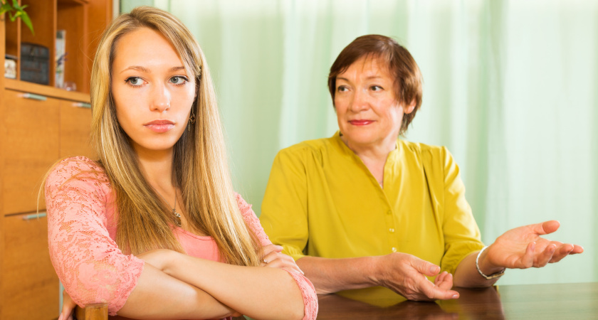 Мама решилась рожать в сорок шесть лет, а теперь плачется, что ей тяжело, что ей нужна моя помощь