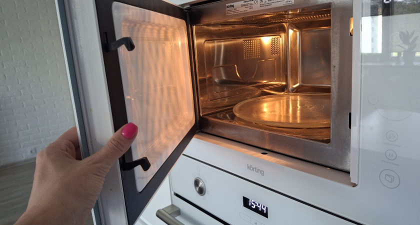 Разводим 2 ложки в воде - и через 7 мин. замызганная микроволновка станет как новая: без жира и засохшей еды