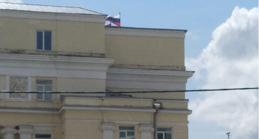 Жители Саранска пожаловались на поднятые на Доме Советов флаги 22 июня