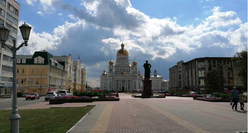 В Саранске меняют брусчатку у Кафедрального собора Феодора Ушакова