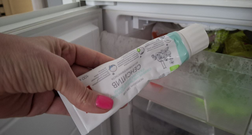 Кладу зубную пасту в морозилку: этот лайфхак навсегда решит надоевшую проблему на кухне