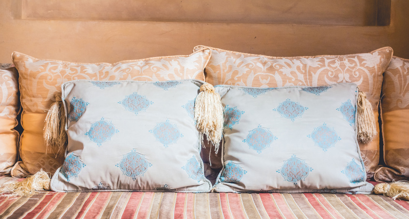 Даже старые подушки начнут пахнуть уютом: умная хитрость от пыли, пота и изношенности