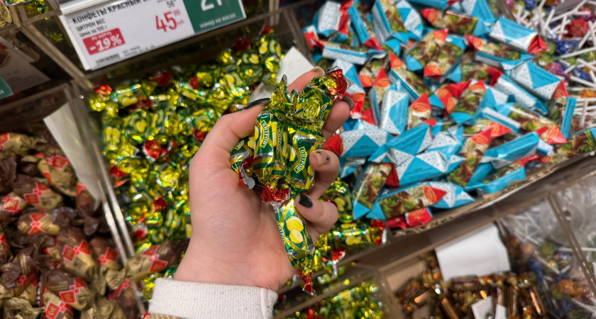 Взяла 5 конфет в «Пятёрочке», продавец на кассе взвесил на 320 грамм. Вот как нас дурят в магазинах с обвесом