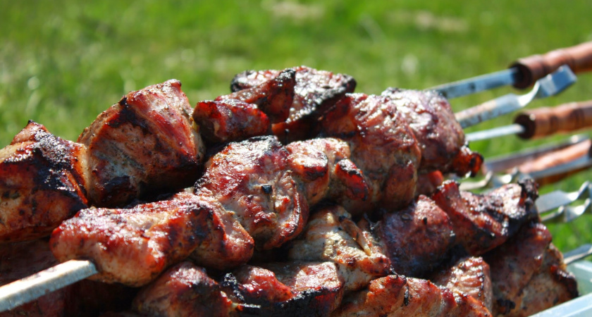 Вот как грузины маринуют мясо для шашлыка - забудьте об уксусе, майонезе и соевом соусе. Просто тает во рту