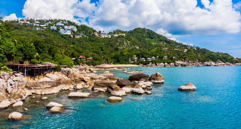Зачем на пляжах в Абхазии по вечерам развешивают пластиковые бутылки - запомните раз и навсегда