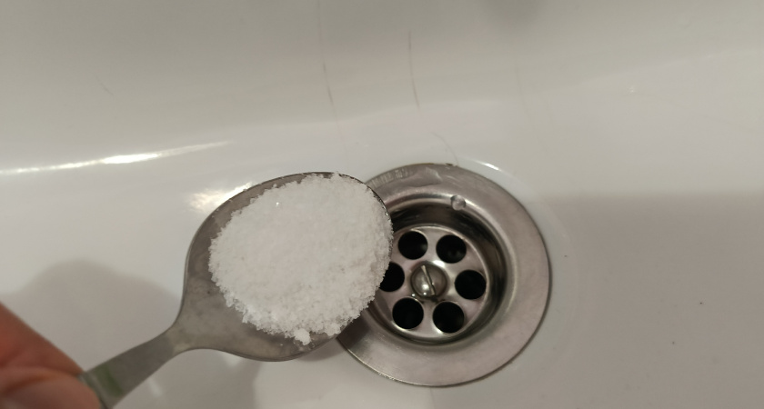 Засор вылетит со свистом: засыпьте в слив раковины 3 ложки и оставьте на 10 минут — стрельнет как из пушки