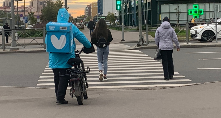 Верховный Суд наконец поставил точку: нужно ли водителю ждать, пока пешеход полностью перейдёт дорогу