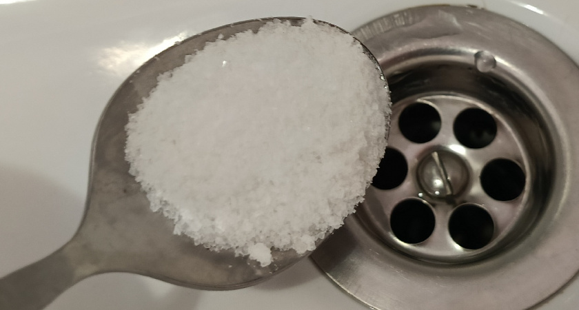 Засор вылетит со свистом: засыпьте в слив раковины 3 ложки и оставьте на 10 минут — бабахнет как из пушки