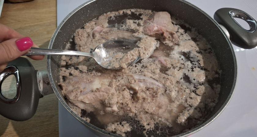 Никогда не снимаю пенку при варке мяса, а бульон все равно прозрачнее слезы: вот как избавляюсь от примесей за минуту