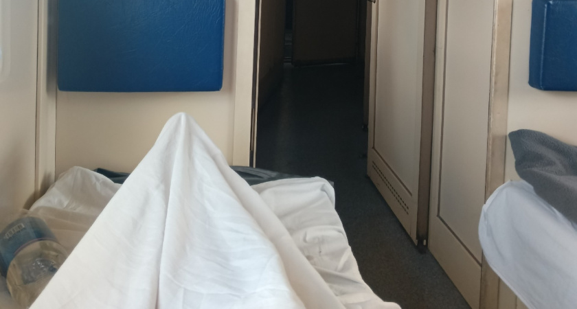 "Ты меня уважаешь?": что делать, если сосед по купе напился и пристает в поезде - проводник со стажем ответил, как поступить