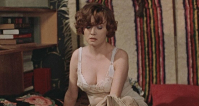 Не для соблазнения мужей: вот для чего дамы в СССР носили комбинации под платьем