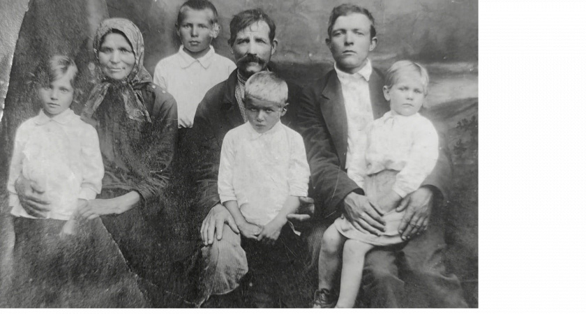 Эти фамилии на Руси носили только холопы. Проверьте, есть ли ваша в списке