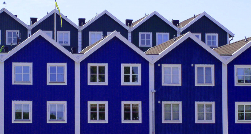 Шторы? Нет, не слышали: почему шведы испокон веков не завешивают окна, а крепят за ними маленькие зеркала - берите на вооружение