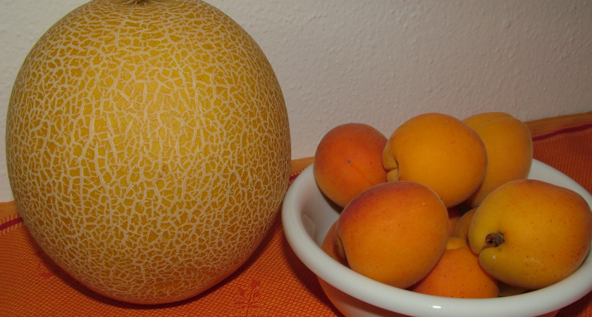 С чем нельзя сочетать дыню: эти продукты превратят летнее лакомство в яд для кишечника