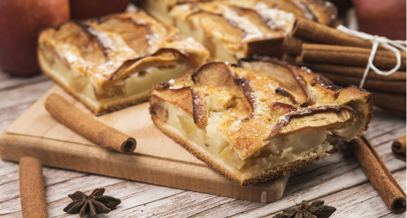 Много начинки и мало теста: вот как пеку свой самый ленивый яблочный пирог - все смешала и на противень, даже форма не нужна