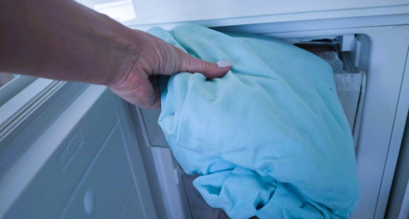 Зачем я кладу простыню на ночь в морозилку: гениальный лайфхак украла у соседки и не нарадуюсь
