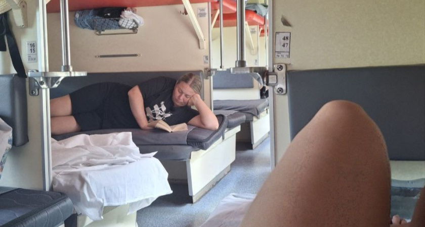 В поезде беру нижнюю полку, а потом отбиваюсь от желающих поменяться – беременных, больных, с детьми: как отказать правильно?