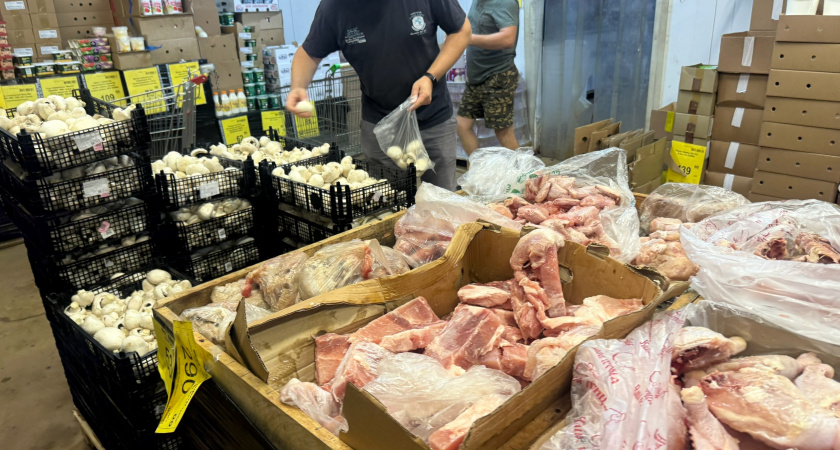 Тетя скупает в "Светофоре" мясо и фрукты килограммами, делает тушенку и варенье - уже накопила с продажи на дом в деревне