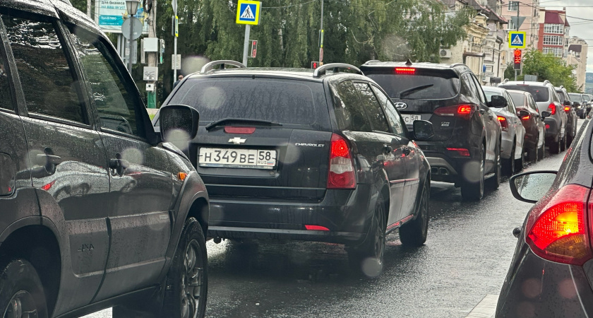 В ГАИ раскрыли, почему нельзя ехать прямо по полосе для поворота и как не нарваться на штраф