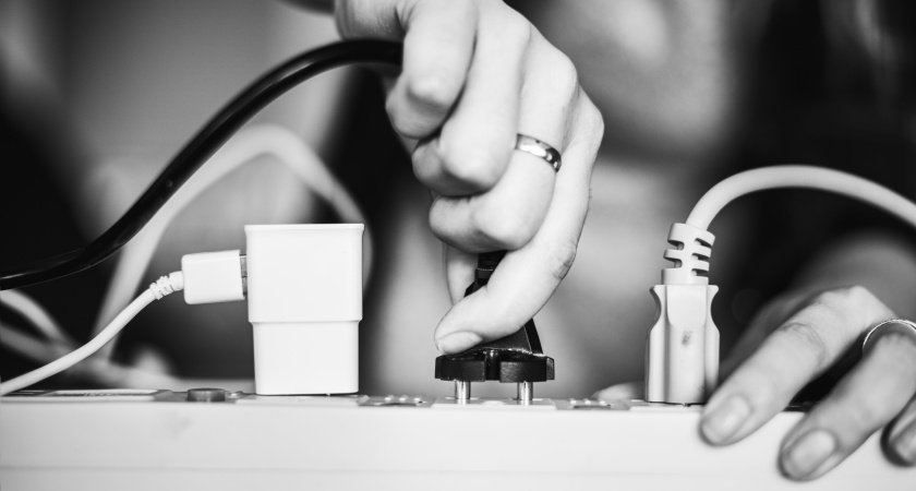 Можно ли оставлять в розетке зарядку для смартфона - запомните раз и навсегда