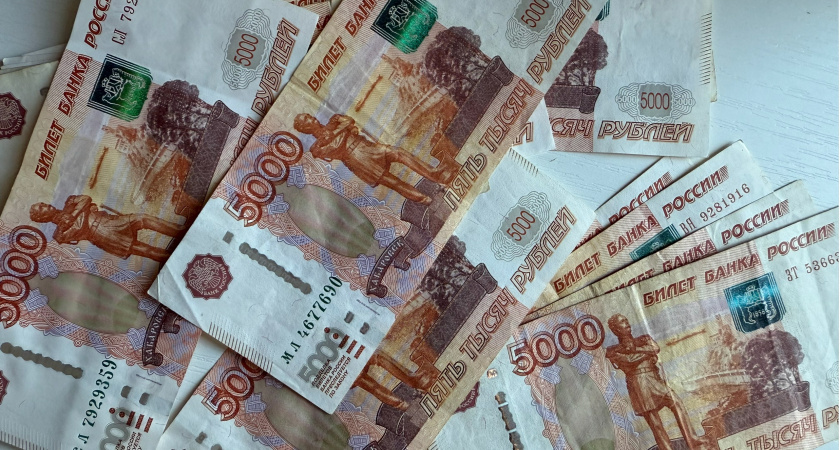 Мошенники, убедив жительницу Саранска заменить код домофона, украли у нее 295 тыс. рублей