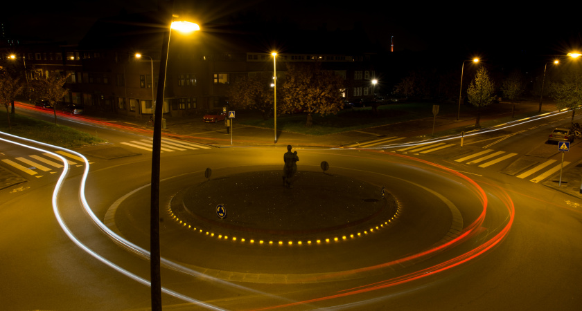 Верховный суд постановил: какой поворотник нужно включать водителю при въезде на кольцо — правый или левый