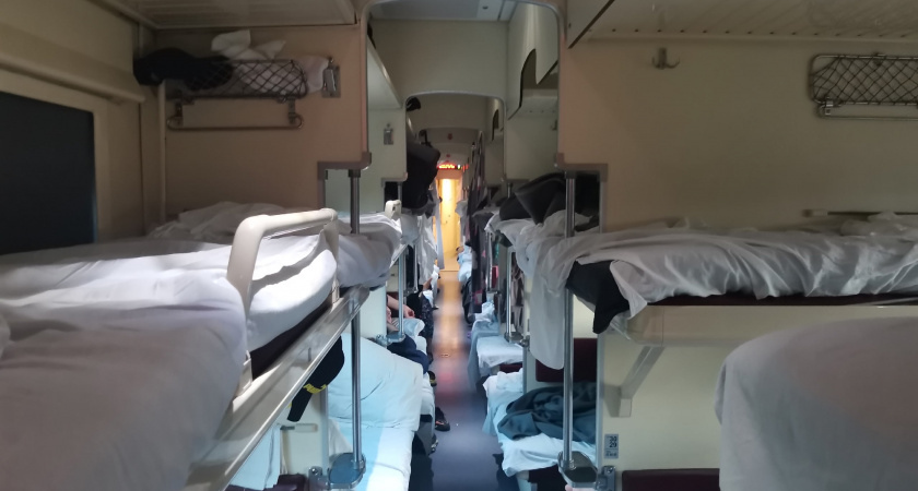 Может ли верхняя полка в поезде РЖД рухнуть вниз вместе с пассажиром - ответ вас не слишком порадует