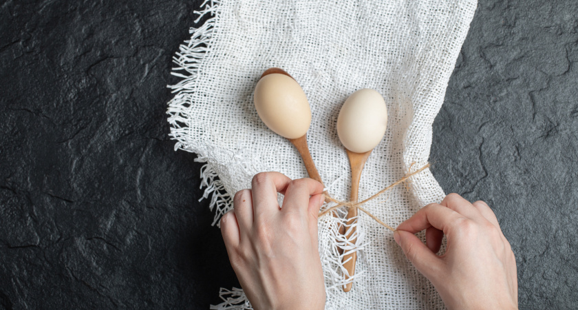 Учитель физики показал, как почистить яйцо от скорлупы за 2 секунды - почему в школе не учат таким нужным вещам?