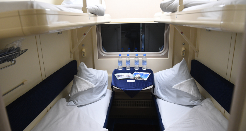 Лежу в одном белье в женском купе, и вдруг заходит мужик из плацкарта: я только поужинаю