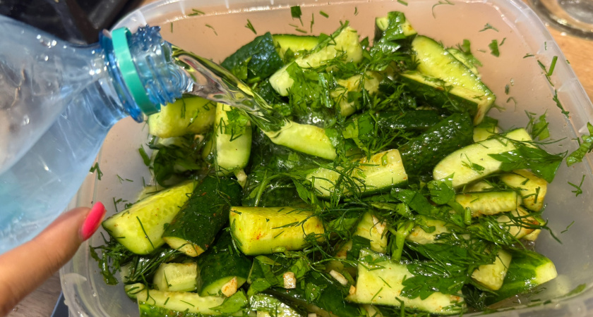 Самые вкусные хрустящие малосольные огурчики: готовятся на минералке - проще не бывает