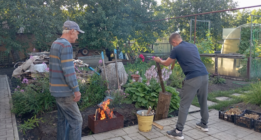 «Я разогнулся посмотреть не разогнулась ли она»: дачники поделились смешными переписками с россиянами