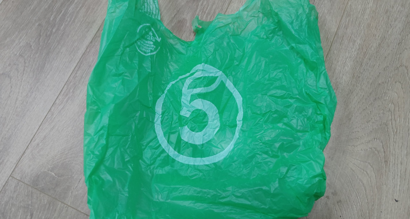 Избавляюсь от пыли с помощью пакета: секретный метод сухой уборки от опытного клинера