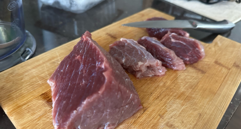 Что не так с мясом из «Светофора»: почему оно такое дешевое и можно ли его покупать