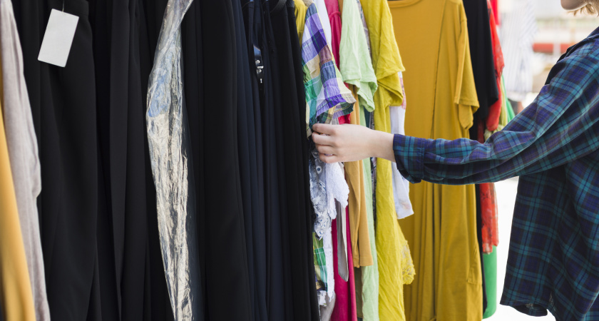 Если владельца нет в живых – вас ждет беда: вот почему опасна одежда из секонд-хенда