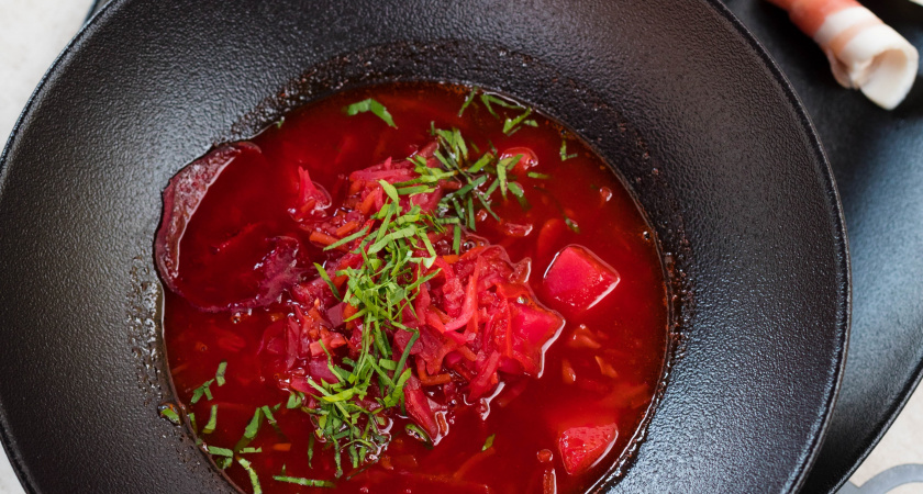 Не кладите свеклу в кастрюлю: из-за чего борщ теряет рубиновый цвет