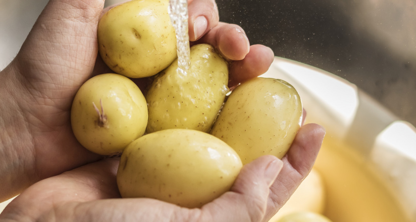 Добавляю уксус при варке картофеля: зачем я это делаю и что это дает?