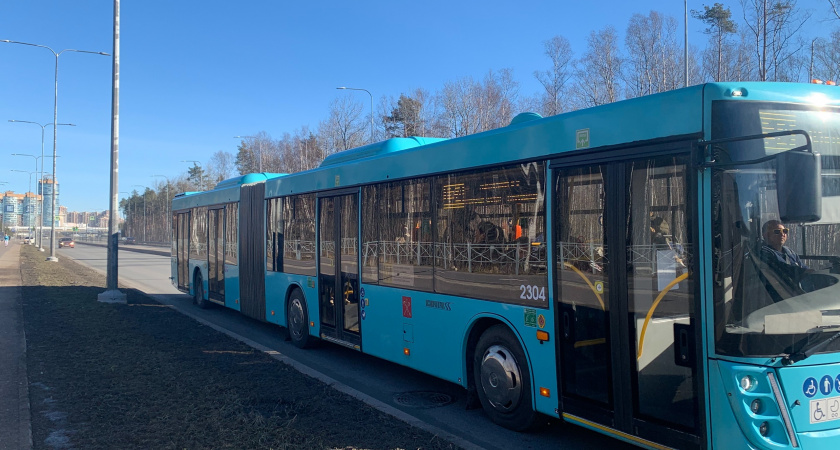 Должен ли водитель легкового авто уступить отъезжающему от остановки автобусу