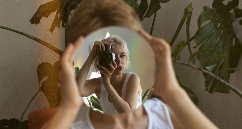 Почему наше отражение в зеркале нам нравится, а фотографии кажутся неудачными