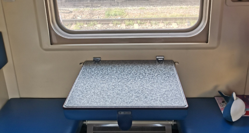 Обделили по полной: пассажиры этих мест в РЖД остались без столика и постели - как так вышло