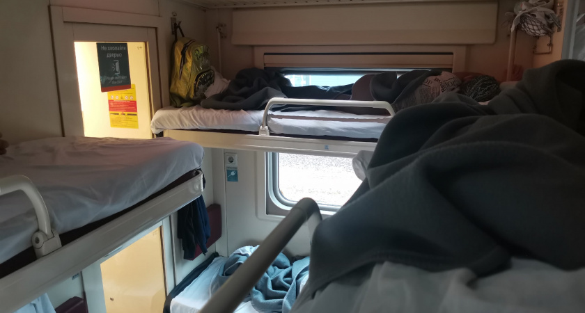 «Сейчас та девочка нам уступит и пойдет к туалету на верхнюю полку»: самодовольно сказала попутчица РЖД - она еще не знала с кем связалась