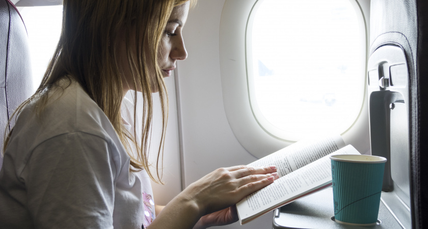 Раскрыто назначение микроотверстия в иллюминаторе самолета