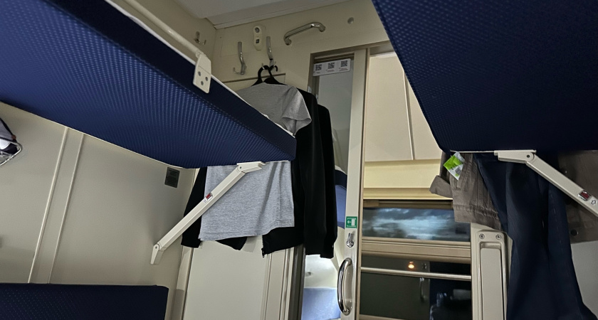 Я ехала одна в поезде. Ночью услышала детский плач в запертом купе - и узнала, на что способны «родители года»