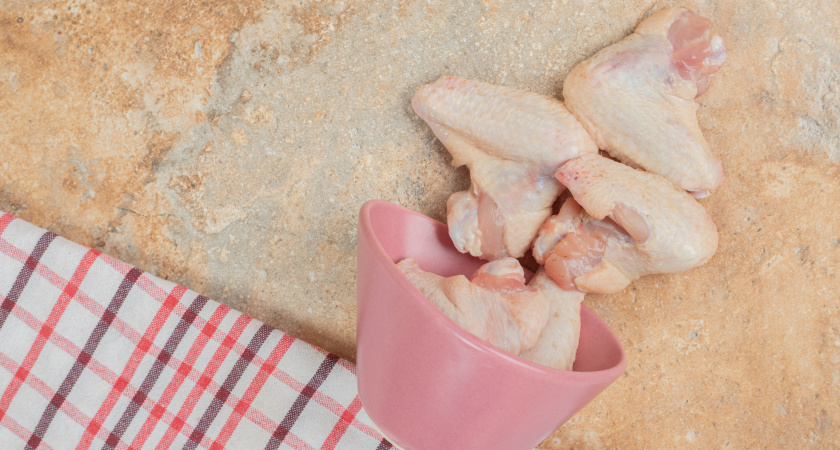 Узнал, почему нельзя покупать куриные окорочка и крылья - теперь обхожу их за версту - лучше возьму кусок свинины и поем от души