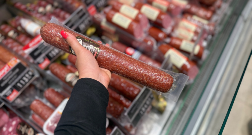 Бумажный фарш, ни грамма мяса: Росконтроль назвал бренды колбасы, которые нельзя брать даже с 50% скидкой