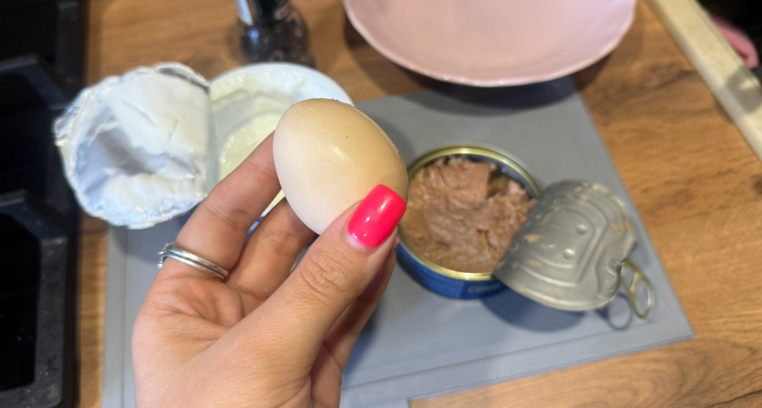 Понял, что всю жизнь чистил яйца не правильно. Жена-повар показала, секрет, чтобы скорлупа сама отходила от белка