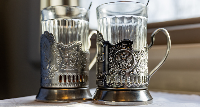 Зачем проводники РЖД в СССР тайком сыпали соду в чай: пассажиры пили и нахваливали, не подозревая, что им подмешали