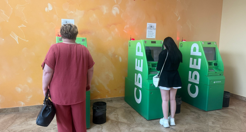 Снимать наличные как раньше больше не получится: ЦБ разрешил банкам блокировать снятие налички по этим условиям