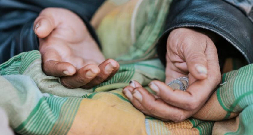 Не вздумайте давать мелочь нищим. Почему православные батюшки против подаяний