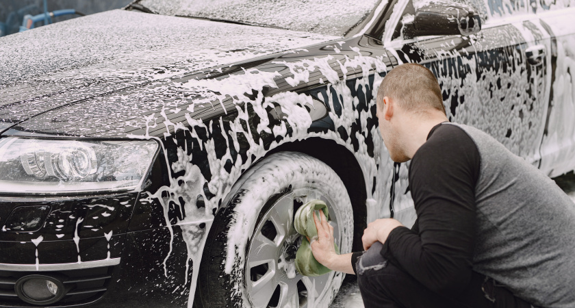 Мою машину около дома, подъезжает полиция говорят – «мыть нельзя, штраф»: разбираемся по закону